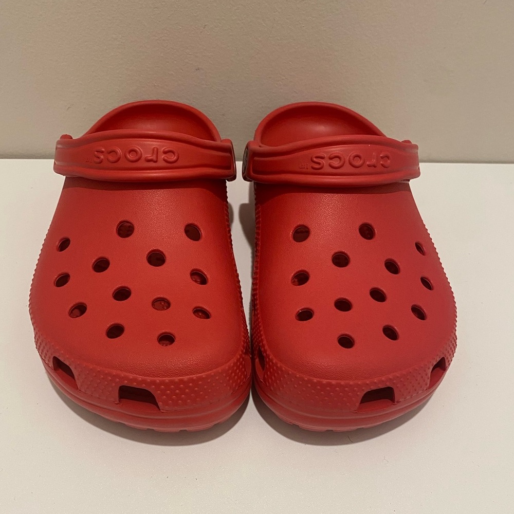 Crocs Waterproof Classic Clog Red Slip-On Shoes Unisex Men’s 7 Women’s 9 EUC